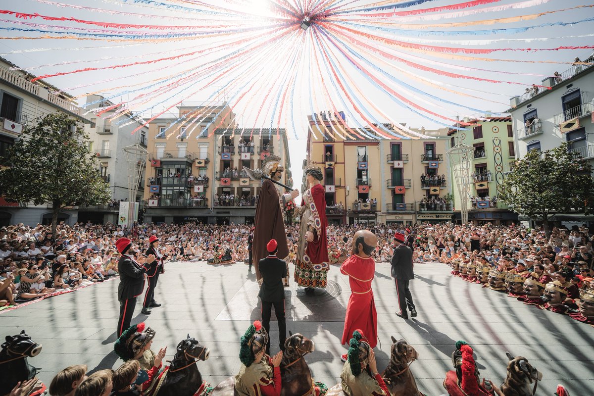Olotuit's tweet photo. #FdT26 | 🎉🎶 La faràndula, protagonista d’aquest migdia de Festes del Tura. 

💫Aquest moment tan esperat de @FestesdelTura ha tingut un reconeixement per la Dolors Llagostera que s'ha jubilat després  53 anys fent les espardenyes dels balladors. 

#FdT #Olot https://t.co/VZ1SG1BuaD