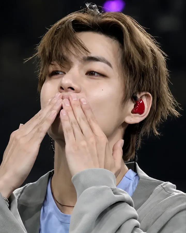 BTS___KTHV_95's tweet photo. He's so cool https://t.co/zSFBpag4E0