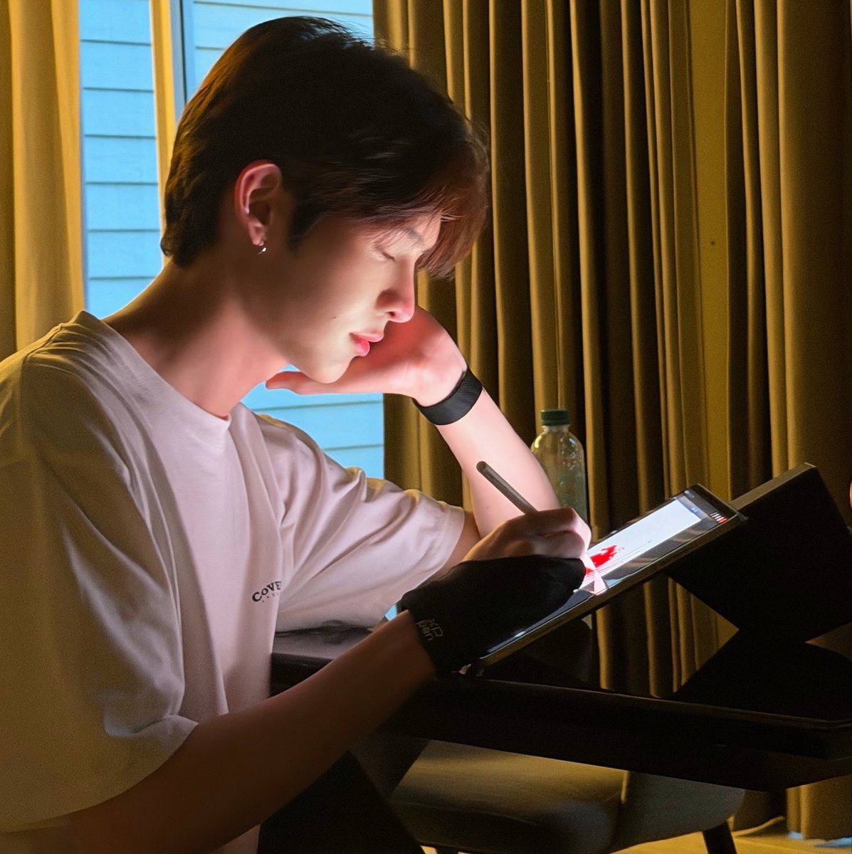 kerdomundi's tweet photo. ไข่ต้มเด็กกลับมาหาแม่ ไข่ต้มแก่นั่งตั้งใจทำงานแกล วันนิได้เจอลูกชายครบเลย ชื่นใจนะหนิ🥺🙂‍↕️
(ขาดป้อบปี้ ให้เป็นลุงแถวบ้านละกันเป็นลูกไม่ไหวจริง ๆ 🤣)
#JamesSu #ryujinpatji https://t.co/qJg26ohl6I