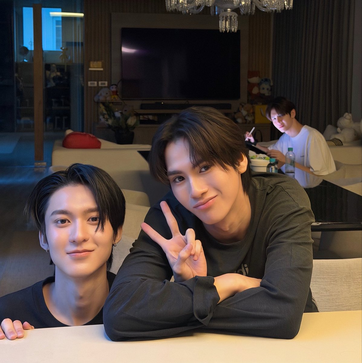 kerdomundi's tweet photo. ไข่ต้มเด็กกลับมาหาแม่ ไข่ต้มแก่นั่งตั้งใจทำงานแกล วันนิได้เจอลูกชายครบเลย ชื่นใจนะหนิ🥺🙂‍↕️
(ขาดป้อบปี้ ให้เป็นลุงแถวบ้านละกันเป็นลูกไม่ไหวจริง ๆ 🤣)
#JamesSu #ryujinpatji https://t.co/qJg26ohl6I
