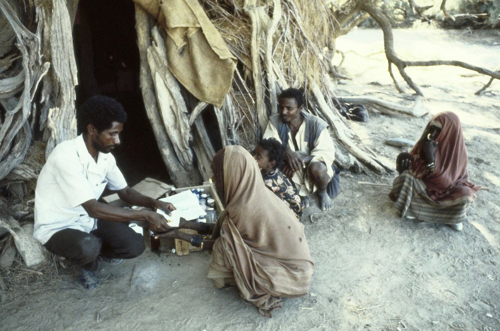 shabait's tweet photo. ሌላ ምስ ደጀንን ክፍልታትን ህዝባዊ ግንባር
7ይ ክፋል
መሓመድ እድሪስ

ኣብ ዝሓለፉ ሕታማት ካብቶም 11 ክፍልታት ህዝባዊ ግንባር፡ ክፍሊ ህዝባዊ ምምሕዳርን ክፍሊ ቁጠባን ምስተን ኣብ ትሕቲኡ ዝመሓደራ ዓሰርተ ኮሚሽናት ርኢና ነይርና። ኣብዚ ናይ ሎሚ ሕታምና ድማ፡ ንክፍሊ ሓለዋ ጥዕና ክንርኢ ኢና፥

3. ክፍሊ ሓለዋ ጥዕና፦
ኣካላውን ስነ-ኣእምሮኣውን ጥዕና ህዝቢ ንምሕላው፡ ኣሽንባይ ብረታዊ ቃልሲ ንዘካይድን ምስ ሕጽረታት እናተቓለሰ ዝሰርሕን ውድብ፡ ኣብ ንቡር ኵነታት እኳ ከቢድ ዕማምን ብድሆን እዩ። ህዝቢ ኤርትራ ዝነበሮ ቁጠባዊ ኵነታት፡ ዘጓንፎ ዝነበረ ባህርያዊ ጸገማት (ከም ደርቂ ዝኣመሰለ)፡ ቀጻሊ ኲናት፡ ጽኑሕ ልምድታት፡ መግዛእታዊ ናይ ጥዕና ሜላታት ወዘተ፡ ኵነታት ጥዕናኡ ኣብ ዝበኣሰ ከም ዝወድቕ ገይሩዎ እዩ። በዚ መንጽር ከኣ፡ ዘድልዩዎ ዝነበሩ ሕክምናዊ ኣገልግሎታት ኣዝዮም ብዙሓት እዮም።

ህዝባዊ ግንባር ኣገልግሎት ሕክምና ብናጻ ከም ዝወሃብን ናብ ምሉእ ህዝቢ ከም ዝባጻሕን፡ ሆስፒታላትን መደበራት ሕክምናን ብምምስራት ሕማማት ምጥፋእ፡ ናይ ሃገር ልምዳዊ ኣገባብ ሕክምናን ኣፈዋውሳን ብስነ- ፍልጠታዊ መንገዲ ምምዕባል፡ ጥዑያት ዜጋታት ንምህናጽ ናይ ስፖርት መደበራት ምኽፋት ዝብሉ ሸቶታት ሒዙ ሕክምናዊ ንጥፈታቱ ኣብ ህዝብን ሰራዊትን ይህብ ነበረ። ኣብ ህዝቢ፡ ማእከላይ ሆስፒታል፡ ዞባዊ ሆስፒታል፡ ማእከል ጥዕና፡ መደበራት ጥዕና፡ ሕክምና ገጠር (ልምዳውያን መሕረስትን ናይ ገጠር ሓካይምን) ወዘተ፡ እናበለ ብምውዳብ ኣበርቲዑ ሰርሓሉ። ትካላት ጥዕና ኣብ ኵለን ሓራ ከተማታትን ገጠራትን ግቡእ ኣገልግሎት ከም ዝህባን ከም ዝዓብያን ገበረ።

ተንቀሳቐስቲ ኣጋር ሓካይም’ውን ናብ ኩሉ ኵርናዓት ኤርትራ ብምዝርጋሕ፡ ንህዝቢ ኣገልግሎት ኣብ ምሃብ ሓያል ጻዕሪ የካይዱ ነበሩ። ስትራተጂካዊ ምዝላቕ ንጥዕናዊ ንጥፈታት ከም ዝውስን እኳ እንተ ገበሮ፡ ጸኒሑ ኣብ ሓራን ሓውሲ-ሓራን ቦታታት ሆስፒታላትን መደበራትን እናተመስረታ ክሰፍሓ ክኢለን እየን።

ኣብ እዋን ቃልሲ ብዓውዲ ሕክምና ዝተማህሩ ክኢላታት ናብቲ ሰውራ ብብዝሒ ስለ ዝተጸንበሩ፡ ሕክምናዊ ኣገልግሎታት ብዓይነት’ውን ክዓቢ ከኣለ። ሕክምና ህዝባዊ ግንባር ጽልዋኡ እናዓበየን ብቕዓቱ እናተመስከረን ብምምጽኡ፡ ህዝቢ ጸላኢ ካብ ዝቈጻጸሮ ቦታታትን ሃገር ስደትን ከይተረፈ እናመጸ ይሕከም ነበረ።

ሜላታት ምክልኻል ንምዕባይ፡ ጥዕናዊ ንቕሓት ክብ ንምባል፡ መደባት ትምህርቲ ተሰሪዖም ማዕረ- ማዕረ ፖለቲካዊ ትምህርቲ ይወሃቡ ነበሩ። መጽሓፍቲ፡ መጽሔታትን ጽሑፋትን እናተሓትሙ ከኣ፡ ኣፍልጦ ሕክምና ህዝብን ተጋዳላይን ከም ዝዓቢ ገይሮም እዮም። መሰረታውያን መድሃኒታት ኣብ ውሽጢ ደጀን ንምፍራይ ትካላት መፍረ-መድሃኒት ምቛሙ ድማ፡ ሓደ ካብ ኣደነቕቲ ምዕባለታት ሜዳ እዩ ነይሩ።

ኣብ ሰራዊት’ውን ካብ ማእከላይ ወተሃደራዊ ሆስፒታል ክሳብ ጋንታ ዝወርድ ኣገልግሎት ጥዕና ነበረ። እቲ ኣብ ዓውደ-ኲናት ዝናብራኡ ህዝባዊ ሰራዊት ሰኣን ሕክምና ከይስዋእ ሓካይም ውድብ ብዙሕ ተኣምራታዊ ሕክምናዊ ኣገልግሎት ሂቦም እዮም። እዚ ክፍሊ’ዚ ህዝባዊ ግንባር ዝለዓለ ገስጋስ ዘርኣየሉ ክፍሊ ነይሩ።

ስለዚ ብኸምዚ ዝረኣናዮ፡ እቲ ኣብ እዋን ሰውራ ብትሑት መሳርሒታትን ብኣጋር ሓካይምን ኣብ ትሕቲ ጽላል ገረብን በዓትን ዝፈለመ፡ ሕክምናዊ ኣገልግሎት ሰውራ፡ ካብ ግዜ ናብ ግዜ እናሰፍሐን እናማዕበለን ከይዱ። ምዕቡል ሕክምናዊ መጥባሕቲ ዝገብር፡ ምዕቡል ላባራቶሪታትን ኤክስረይን እናተጠቕመ፡ ንህዝብን ተጋደልትን ጥራይ ዘይኮነ፡ እንኮላይ ካብ ሱዳን ከይተረፉ ክሕከሙ ናብ ሆስፒታላት ሰውራ ዝመጽኡ ሲቪል ይሕክም ነበረ። እዚ ክፍሊ ሓለዋ ጥዕና’ዚ ካብ ባዶ ተበጊሱ ናብ ዝለዓለ ጫፍ ዝበጽሐ እዩ። እዚ ድማ መርኣያ ናይቲ ህዝባዊ ግንባር ኣብ ሓለዋ ጥዕና ዝነበሮ ንጹር ራእይን ፖሊሲን’ዩ።