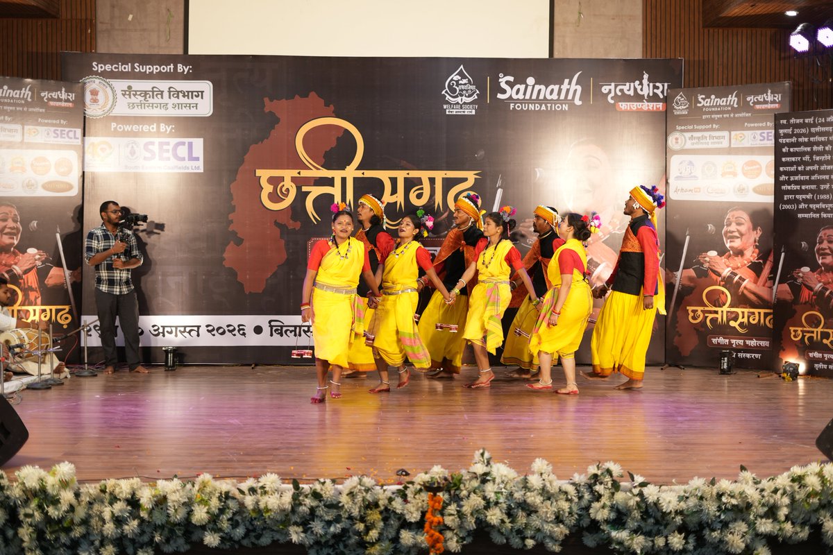 shrisainath001's tweet photo. छत्तीसगढ़ संगीत नृत्य महोत्सव - चैप्टर 3
दूसरा दिन • तीसरा सत्र
आदिवासी नृत्य • लोक मंथन, खैरागढ़
#art #culture #music #literature #theater #folk #poetry #kavita #jashnezabaan #litfest #artfest #culturalfest #raipur #bilaspur #cg #छत्तीसगढ़ी #gedi #pandvani #bharthari https://t.co/Y7GIte1SXs