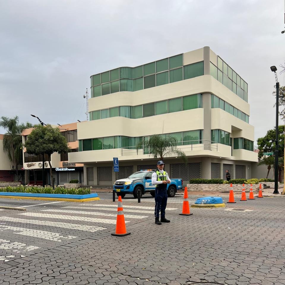 ATM_Transito's tweet photo. ¡Disfruta la #RutaUrdesa y vive la ciudad de una manera diferente!

La Av. Víctor Emilio Estrada se encuentra peatonalizada desde la calle Las Monjas hasta la calle Jorge Pérez Concha, brindando un espacio para caminar, pedalear y compartir.

Nuestros agentes de la #ATM brindan acompañamiento y control durante la jornada para garantizar una movilidad segura y ordenada.

Ven con tu familia o amigos y disfruta de esta mañana recreativa en la ciudad.

#CiudadDeTodos
