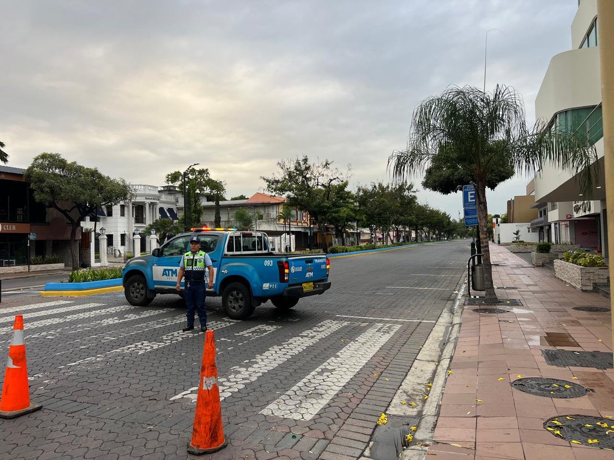 ATM_Transito's tweet photo. ¡Disfruta la #RutaUrdesa y vive la ciudad de una manera diferente!

La Av. Víctor Emilio Estrada se encuentra peatonalizada desde la calle Las Monjas hasta la calle Jorge Pérez Concha, brindando un espacio para caminar, pedalear y compartir.

Nuestros agentes de la #ATM brindan acompañamiento y control durante la jornada para garantizar una movilidad segura y ordenada.

Ven con tu familia o amigos y disfruta de esta mañana recreativa en la ciudad.

#CiudadDeTodos