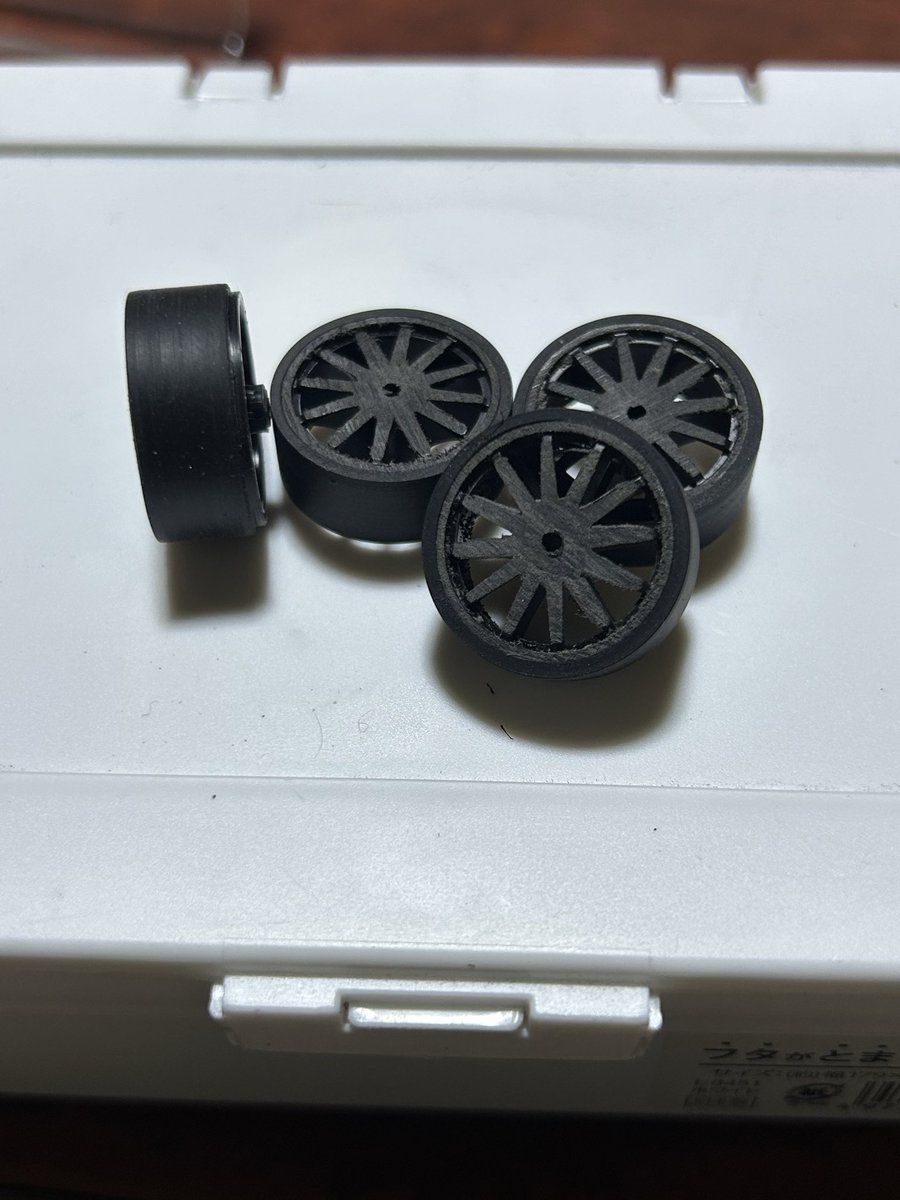 yaseiji010's tweet photo. 実はタイヤ作りを見直して、精度を上げました。
今まではどうしても精度にバラつきがあったんですが、治具を改良したら見事な仕上がりになりました🫡
4本、同じ精度は気持ちいい🥴 https://t.co/9gwuQ4N1J1