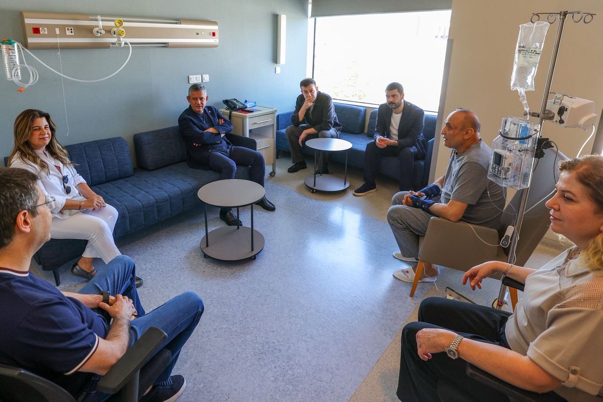 GundemiAntep27's tweet photo. Yeni Parti Genel Başkanı Özgür Özel, geçtiğimiz ay bıçaklı saldırıya uğrayarak yaralanan Gaziantep Milletvekili Melih Meriç’i İstanbul’da tedavi gördüğü hastanede ziyaret etti. https://t.co/Fgn0X9NT6G