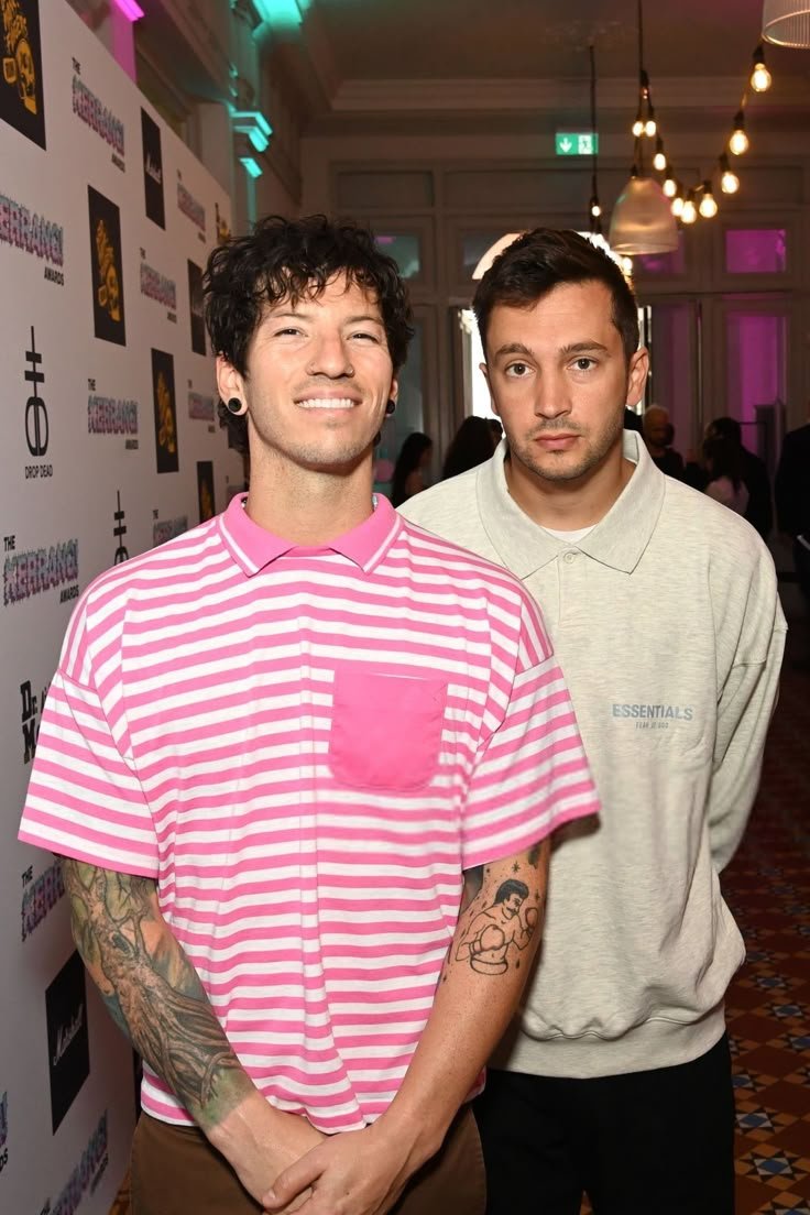 shinodalv's tweet photo. behind every gay person theres a gayer person https://t.co/QRjS7oPaiz