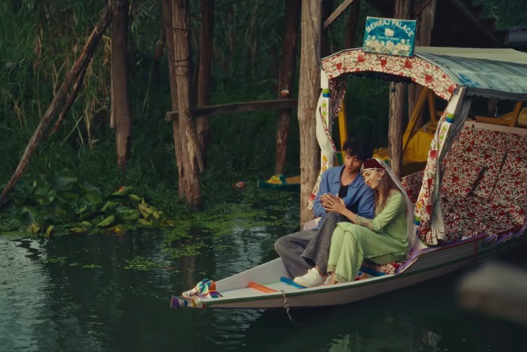 herefornthg10's tweet photo. just two cuties on a little boat ride, making the whole view look even prettier 🥹🚣‍♀️🌿🤍

#Yoganksha #YogeshRawat #AkankshaChoudhary https://t.co/cucyNWTJNf