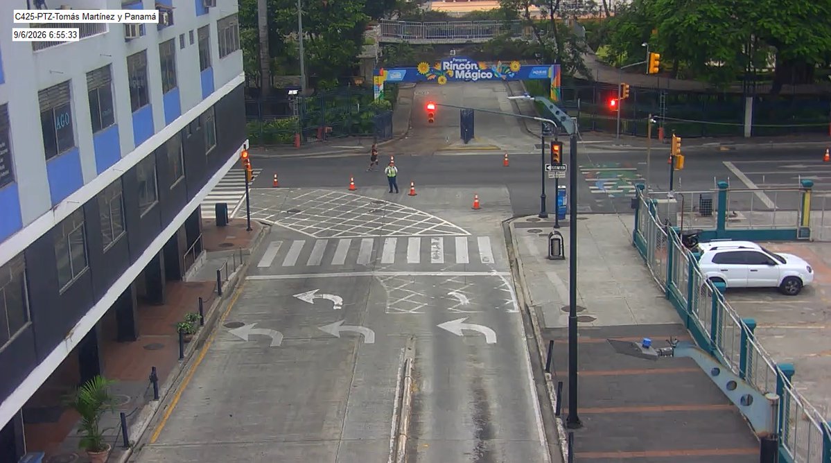 ATM_Transito's tweet photo. Se desarrolla la #RutaCentro en el centro de Guayaquil, un espacio que cada domingo reúne a familias, ciclistas y ciudadanos para disfrutar de actividades recreativas y deportivas.

Durante la jornada se mantienen cierres y desvíos temporales en la Av. Malecón Simón Bolívar, Av. 9 de Octubre y calle Panamá.

Agentes de la #ATM se encuentran desplegados en el sector, gestionando la movilidad y brindando seguridad vial.

Se recomienda a los conductores circular con precaución, respetar la señalización y seguir las indicaciones del personal en sitio.

#CiudadDeTodos