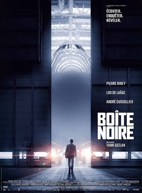 merlinpapin3's tweet photo. #AnecdoteCinéma sur le film #BoiteNoire , Le réalisateur et coscénariste Yann Gozlan est un passionné d'aviation civile et voulait depuis longtemps en faire un film : « Cet univers, à mes yeux formidablement cinégénique, aux enjeux financiers colossaux, où se côtoient des intérêts divergents (avionneurs, compagnies aériennes, pilotes…), me semblait être un cadre original et passionnant pour un film » .
Pour préparer au mieux son rôle, Pierre Niney a côtoyé plusieurs semaines des agents du BEA : « Là-bas, j’ai fini par trouver un enquêteur au profil similaire à celui de Mathieu. À partir de là, comme souvent, j’ai fait une sorte de travail journalistique : je l’ai suivi, je lui ai parlé et lui ai demandé l’autorisation de le filmer pour pouvoir m’inspirer de ses gestes, sa façon de travailler, sa rapidité d’exécutions clavier. Le métier d’acousticien est très technique, c’était important de pouvoir reproduire les choses assez précisément
Dans les scènes de reconstitution du vol avant l'écrasement, on peut remarquer que l'écran d'un passager diffuse Burn Out avec François Civil, précédent film de Yann Gozlan.
Boîte noire peut être vu comme une référence à Conversation secrète de Francis Ford Coppola, classique du film de complot qui se déroule aussi dans le milieu des écoutes. Les scènes où Mathieu Vasseur travaille sur les enregistrements dans le sous-sol de la maison de Pollock y font particulièrement penser, avec le magnétophone à l'ancienne posé sur le bureau.
Dans les premières minutes du film, l'enquêteur regarde une vidéo d'écrasement d'hélicoptère qu'il désigne comme un « Dauphin », alors qu'il s'agit d'un modèle Robinson R44.
Après Un homme idéal sorti en 2014, c'est la seconde fois que Pierre Niney incarne un personnage nommé Mathieu Vasseur dans un film de Yann Gozlan.
La plaisanterie du personnage Xavier Renaud à la fin du film, pendant sa présentation publique professionnelle au Salon aéronautique du Bourget, sur la morale du mythe d'Icare qui ne serait pas selon lui, qu'il vole trop près du soleil mais qu'il devrait abandonner la cire et les plumes pour quelque chose de mieux, est empruntée au discours prononcé par Stanley Kubrick, dans un enregistrement vidéo, lorsque lui fut décerné le D. W. GriffithAward en 1996.
Dans le film, l'écrasement est causé par le dysfonctionnement d'un logiciel anti-décrochage de l'avion qui prend les commandes automatiquement et le fait piquer vers le sol sans que les pilotes puissent en reprendre le contrôle. Ceci est une allusion au système MCAS du Boeing 737 Max, le dispositif dont le même comportement a causé sa suspension de vol en 2019 à la suite de plusieurs accidents aériens de cet appareil.
Pour la scène de la réception organisée par ENAC Alumni, l'équipe du film a fait appel à de vrais diplômés de l'École nationale de l'aviation civile
@FredOL69007
❤️si vous aimez