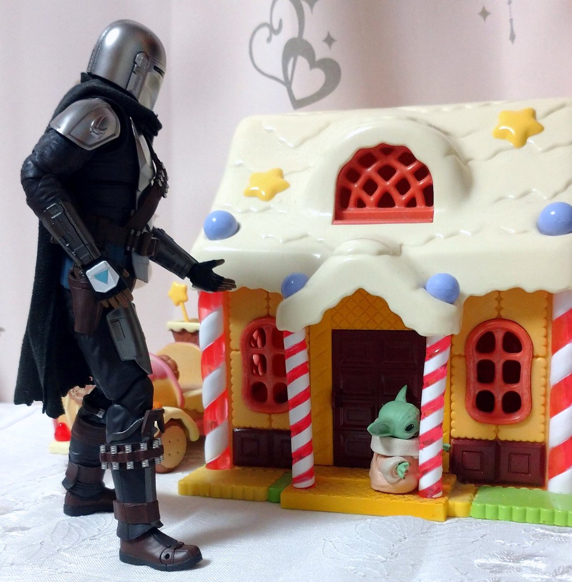 sylvania__23's tweet photo. おい、KID。柱を舐めるのをやめろ。その家には住めない。なんだお菓子で出来た家って。柱を舐めるのをやめろと言っている。口がベトベトになるだろう。聞いているのかグローグー。ブブブじゃない。柱を舐めるな。 https://t.co/sAQsQ5IIow