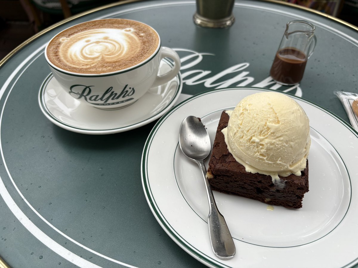 fruity_rose1102's tweet photo. ブラウニーとカフェラテ♪ https://t.co/rdxTWFv4e5