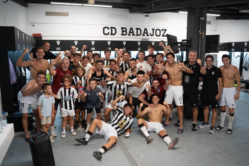 CDBadajoz's tweet photo. La primera en casa Blanquinegros 🤍🖤 https://t.co/lC0rTI6TXU