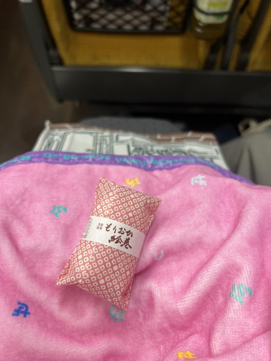 _sugarbird_'s tweet photo. 日和って遅い新幹線にしてたので晩ご飯いただいてからの、こんばんは！帰路です！
もりおか絵巻は喰んだときに唇が気持ちよくて好き。おいしいし。あとブランケット可愛いかろ笑
雨が心配ね…寿司車もお車組も電車組もご安全に🙏 https://t.co/MfRqmaML38