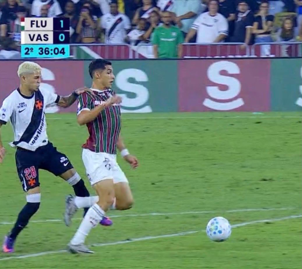 gabrielffc17's tweet photo. Jogamos um campeonato onde a primeira imagem é um pênalti marcado contra o Fluminense e a segunda imagem é um “lance normal de jogo”.

Mas se você reclama, você é isso ou aquilo. Clubista e tudo mais. https://t.co/IePK3owqba
