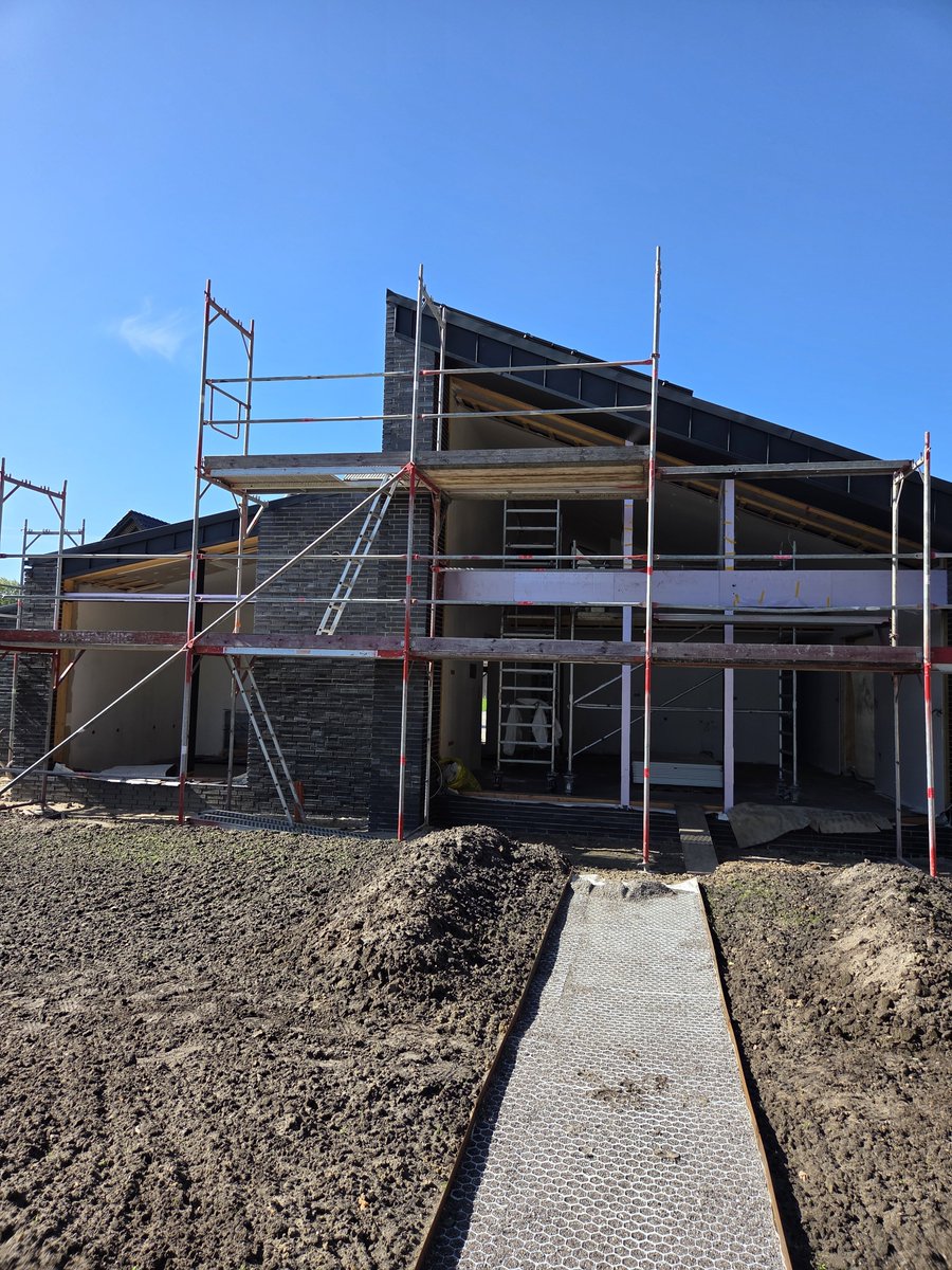 yarvin_stoltz's tweet photo. Meine Eltern bauen auch gerade nochmal neu.
Kosten 550.000€.
Und das aufm Dorf.
War mit dem Verkauf des alten Hauses quasi ne +-0 Rechnung.

Aber stellt euch mal die Summe als aktuelle Finanzierung vor mit 4,5% Zinsen auf 30 Jahre.

Monatsrate: ca. 2.787 €
360 Monatsraten
Gesamt zurückgezahlt: ca. 1.003.000 €
davon Zinsen: ca. 453.000 €

Das ist die Ausgangssituation für viele junge Paare, die ein Eigenheim möchten.
