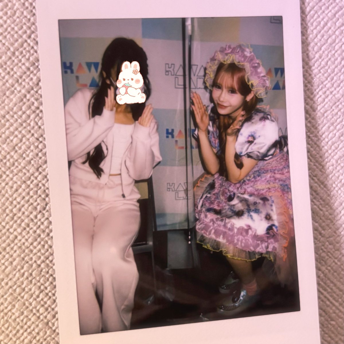 narumi_ru's tweet photo. 大特のあとってちぇきつい流れてきて
にこにこなきもちになるんだけど
昨日の序盤も絶好調に距離とっててえぐい
私のだけパーテーションどころか分厚い壁見える

いつものチェキスタさん
綺麗に収めてくださってほんとうにすごいo̴̶̷ ·̭ o̴̶̷̥　
私って特典会初心者だったりする？

#村川緋杏 https://t.co/osGDuASMag