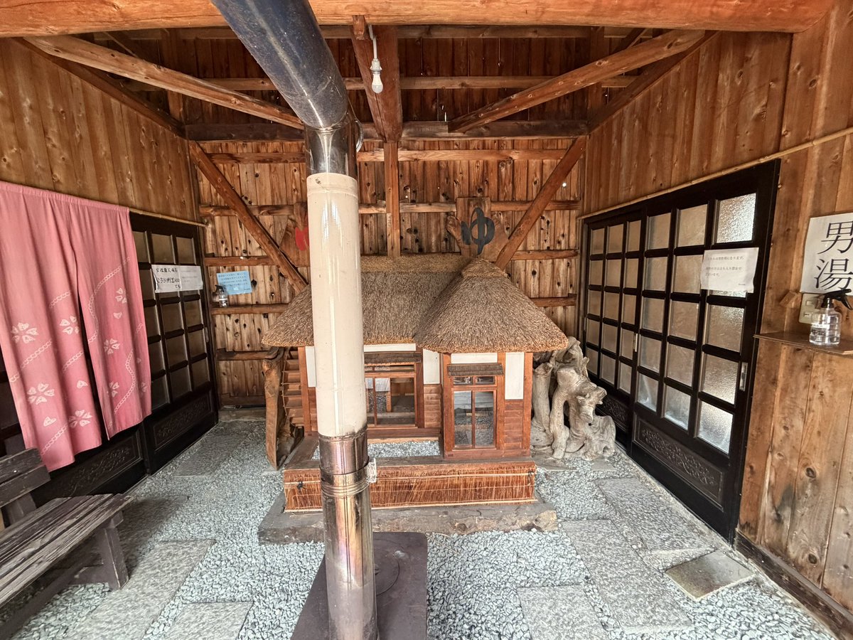 extends_inori's tweet photo. 泥湯温泉初入湯、野地温泉ホテルと泉質が似ている気がします。
加水のみありの柔らかい白濁湯で、ぬる湯槽が大人気でした。 https://t.co/I1PZmUxJXY