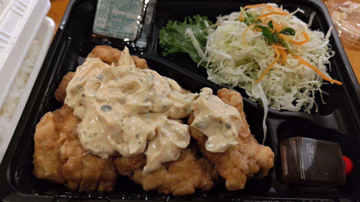 46_cotton's tweet photo. おぐらのチキン南蛮をテイクアウトして、みんなで食べながらの鑑賞でした！

限られた時間でも浴衣姿やパフォーマンスを見ることができて、宮崎を感じることができました😌

次はきっと、現地で虹をかけられますように🌈
#日向坂46
#ひなたフェス2026 https://t.co/96X8qKmHCU