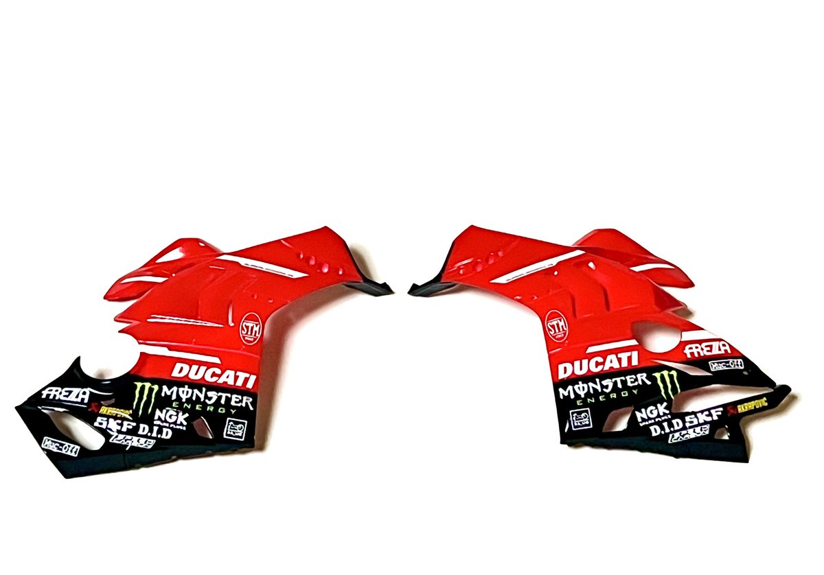 PEARLmodel's tweet photo. スーパーレッジェーラRacing
大人しい仕上げにしようと思ってたのだが、せっかくのRacing、結局派手になりました。市販バイクって左右でカウルが違うので、ロゴ位置で悩みますが左右対称ではないといけない理由はなく、こういう場合は、若干変更すれば良いだけ。
#バイク模型が好きだ https://t.co/bUZ7oA59nA