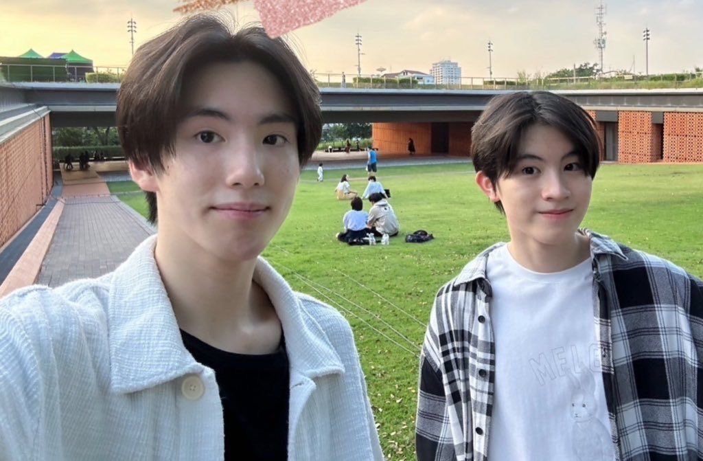saturninelilac's tweet photo. เป็นพี่ดาราแล้วคงแอบไปเดทกันสองคนไม่ได้แล้วเนอะ คิดถึงจัง https://t.co/EDZWNocJnH