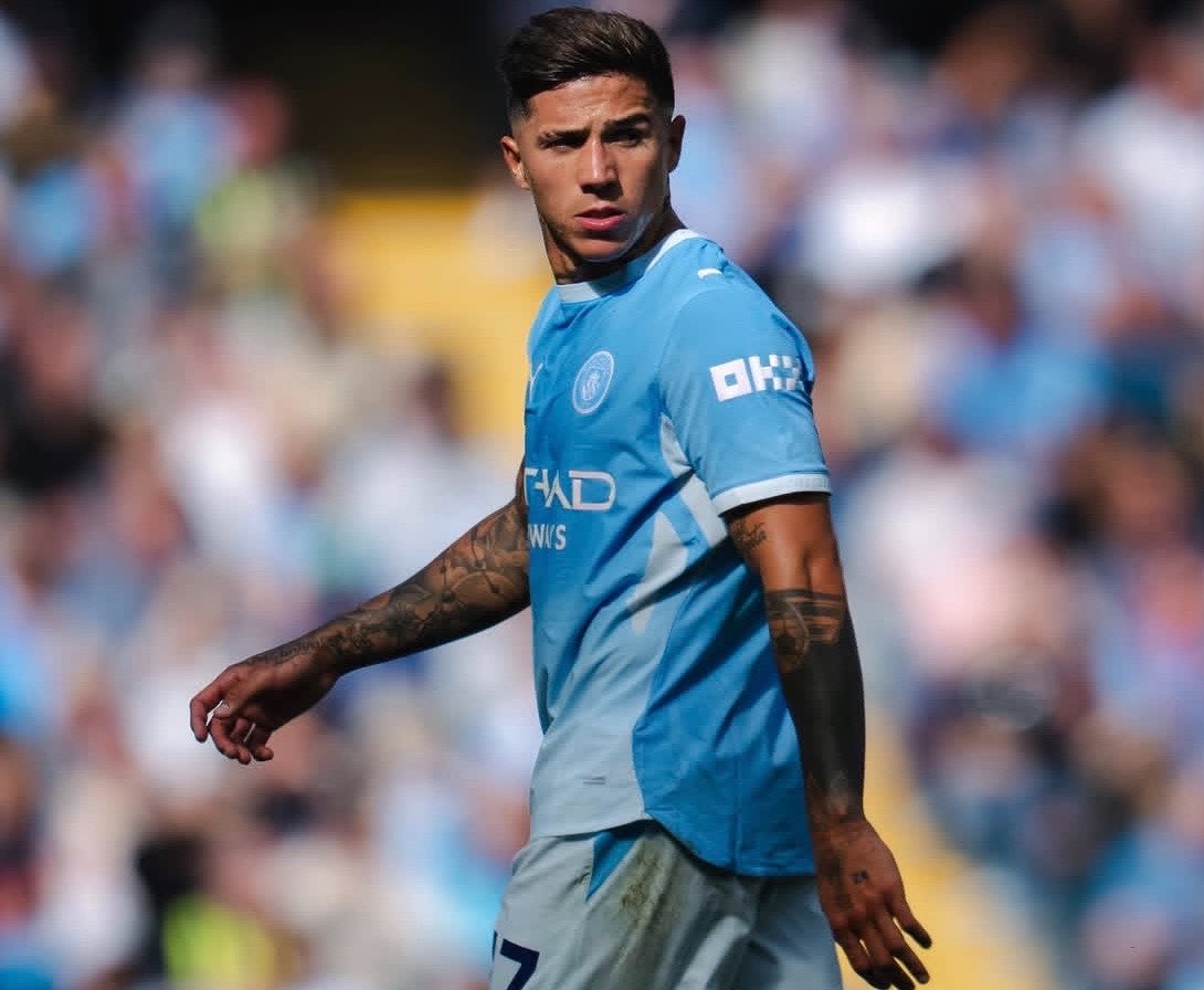 EtihadPapers's tweet photo. (🟢) Micah Richards on Enzo Fernandez’s performance yesterday:

🗣️🎙️“I said when City signed him that £125m might end up looking like one of the bargains of the window. I didn’t expect them to start proving my point so quickly.

Him getting booed on the pitch will only make him hungry for more games and putting on extraordinary performances”