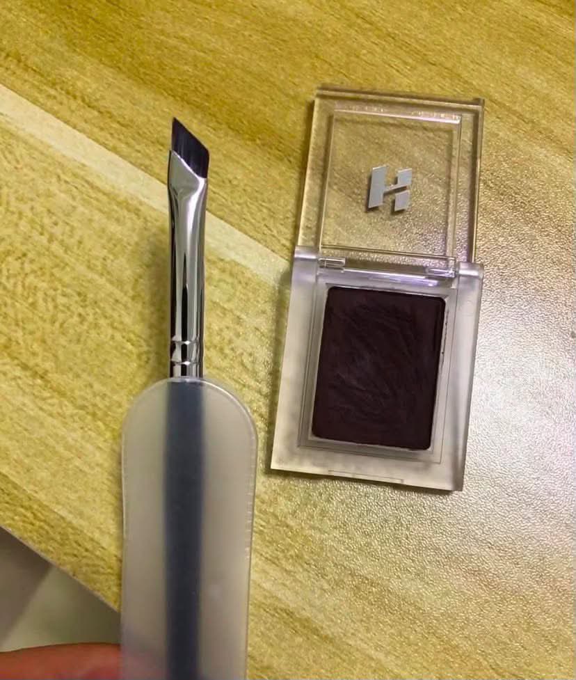 lereeng's tweet photo. TERNYATA bikin eyeliner rapi ngga harus jago… brush-nya aja yg harus tepat 😭 https://t.co/lXP1s48wUG
