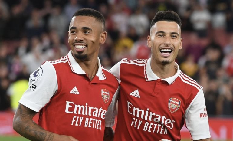 IDGoonerscom's tweet photo. Odegaard: 

“Kepergian Gabriel Jesus dan Martinelli? Sama seperti di sepak bola, kami juga mengucapkan selamat tinggal kepada beberapa pemain selama jendela transfer ini, termasuk Gabriel Jesus dan Gabriel Martinelli, yang baru saja pergi.”

“Seperti yang saya katakan sebelumnya tentang Leo dan Norgaard, sulit bagi pemain yang dekat dengan saya untuk pergi.”

“Saya bermain lama bersama Gabriel dan Jesus, dan kami berbagi momen-momen indah bersama. Anda melalui banyak hal sebagai sebuah tim selama bertahun-tahun, jadi selalu sulit melihat mereka pergi, tetapi itu bagian dari sepak bola.”

“Kami mendoakan yang terbaik untuk mereka, karena mereka adalah orang-orang yang luar biasa dan pemain yang hebat. Saya akan selalu berterima kasih atas semua kenangan yang kami lalui bersama.”