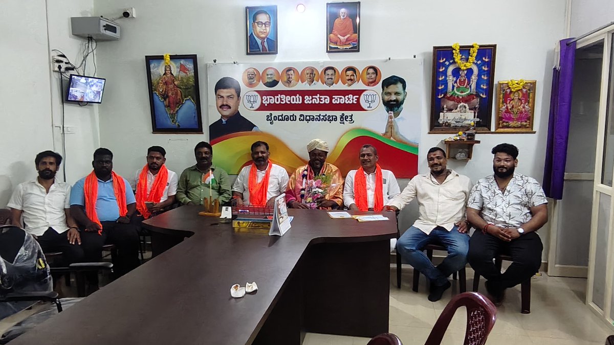 gantihole's tweet photo. ಬೈಂದೂರು ವಲಯದ ನಾಡದೋಣಿ ಸಂಘದ ಅಧ್ಯಕ್ಷರ ಚುನಾವಣೆಯಲ್ಲಿ ಗೆಲುವು ಸಾಧಿಸಿದ ಶ್ರೀ BHP ಕುಮಾರ ಖಾರ್ವಿ ಅವರನ್ನು ಸನ್ಮಾನಿಸಿ, ಅಭಿನಂದಿಸಲಾಯಿತು.
#SamruddhaByndoor #BJPByndoor #GururajGantihole #BestMLA #PeoplesMLA https://t.co/vm9Q73nez8