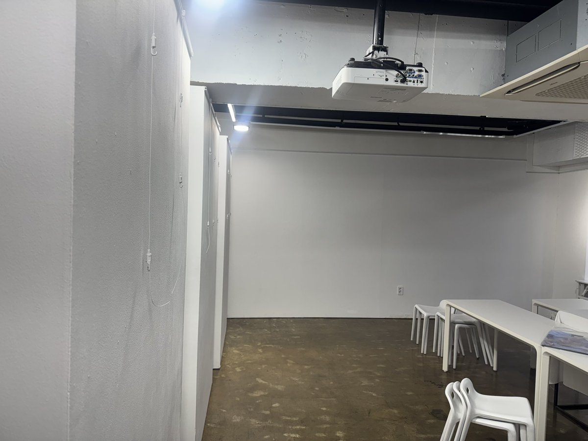 mone_0904_'s tweet photo. 진짜 텅 빈 이곳을보는데
처음 디피하러 온 날 생각이 나고 어쩌고저쩌고 만감이 교차하며..더보기 https://t.co/FLYjknC6Sv