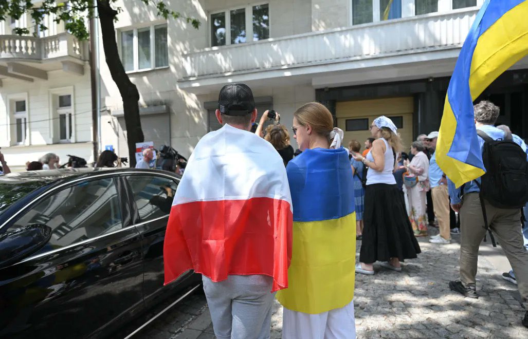 mateusz_rybak1's tweet photo. Pomagamy Ukrainie bo tak trzeba!🇺🇦
Każdy wpis to okazanie solidarności i podbijanie ważnej sprawy.
Jeszcze Polska jest bezpieczna póki Ukraina walczy.
Slava Ukraini!🇺🇦 https://t.co/ZPSdEBDM8v