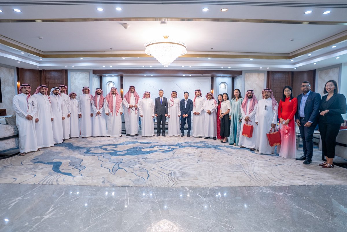 SaudiVietnamBiz's tweet photo. وفد من الشركات الفيتنامية في زيارة إلى المملكة 

استقبل مجلس الأعمال السعودي الفيتنامي سفير جمهورية فيتنام الاشتراكية لدى المملكة، السيد هوانق هو آنه، وفداً يضم ممثلين لعدد من الشركات القادمة من فيتنام، وبمشاركة عدد من أصحاب الأعمال وممثلي الشركات السعودية.

أتاح اللقاء للشركات من الجانبين التعرّف على مجالات أعمالها، ومناقشة الفرص التي يمكن تطويرها إلى شراكات ومشروعات مشتركة.

وتؤكد هذه المشاركة المتنوعة وجود رغبة حقيقية لدى الجانبين في تعزيز التواصل بين قطاعي الأعمال، وبناء فرص استثمارية تخدم المملكة وفيتنام.