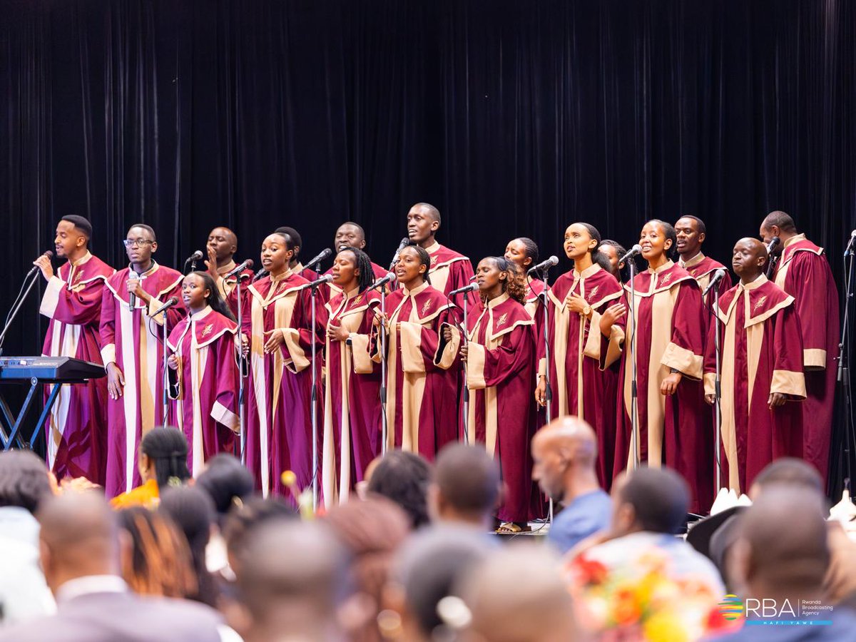 rbarwanda's tweet photo. 📷AMAFOTO📷

Madamu Jeannette Kagame yavuze ko kuba abantu bahurira hamwe bagasenga, basengera intego imwe cyangwa Igihugu cyabo, ari amahitamo meza agaragaza abo bari bo.

Ni ubutumwa yatanze kuri iki Cyumweru, ubwo yari mu masengesho ahuza abayobozi bakiri bato, imiryango mito n’urubyiruko muri rusange, ahibanzwe ku kubaka umuryango uhamye kandi utekanye, byose bigatangirira mu rugo.

Yagize ati “Aya mahitamo, ni amahitamo asobanura abo turi bo, n’abo dushaka kuba bo.”  #RBAAmakuru #PrayerBreakfast #YoungLeadersPray

📷: @Nkuranga_