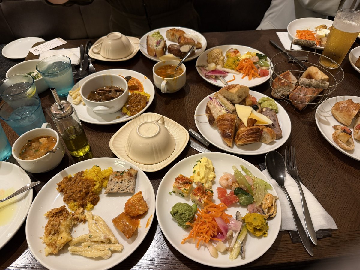 SVT040604's tweet photo. 今日は妹の誕生日🎂
近くのビュッフェで沢山食べた😋💕
料理取ることでいっぱいで、トレカ置くスペース無かった🤣 https://t.co/QOwgA8cK5Q