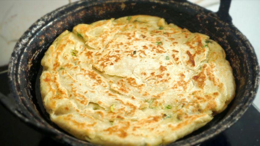 OzanOzturkid4n's tweet photo. [Craving late-night street snacks This crispy Chinese fried pancake is perfectly golden, savory, and so addictive—total street food heaven!]， https://t.co/jdUjp5AAZ1
