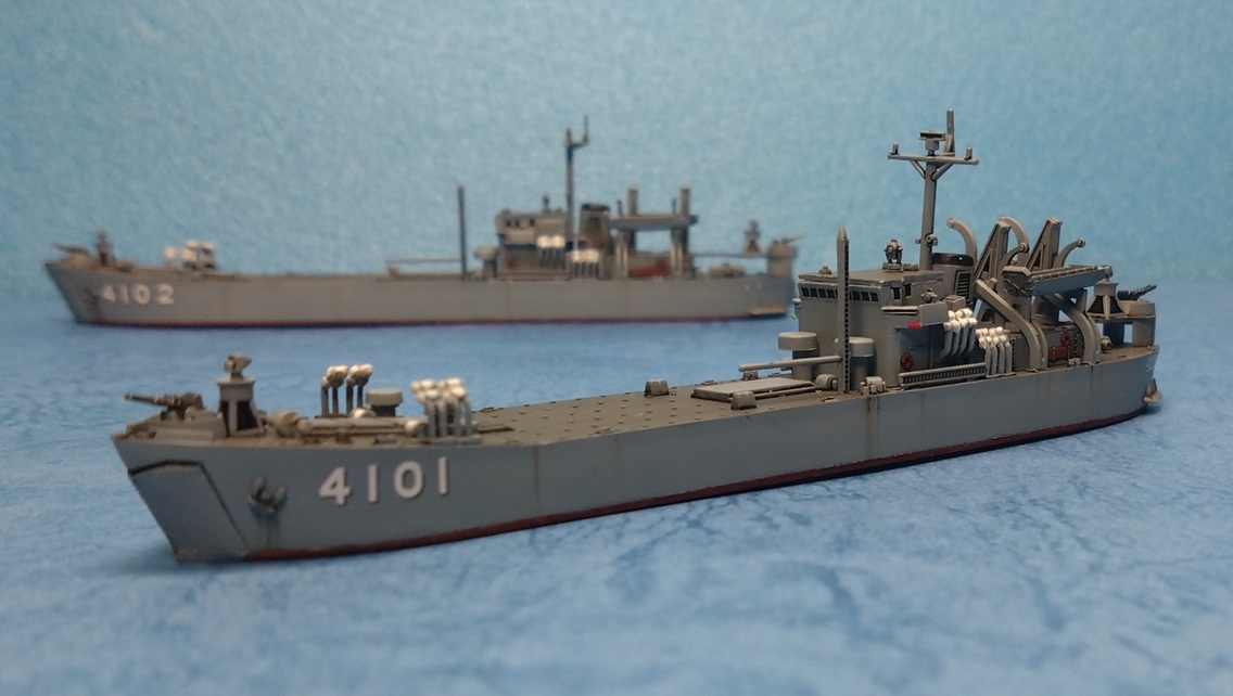 Say42125007's tweet photo. ピットロード 1/700 ｢あつみ型輸送艦｣完成とします。
1番艦は大島三原山噴火に伴う全島避難時に活躍した事で有名だが、退役艦という事もあってか情報が少ない。
LCVPより大きなLCM運用能力を持つが、恐らくまともに運用できたのは3番艦だけだと思う。
こんな地味艦をキット化してくれた事に感謝。 https://t.co/3QkhaXCSHf