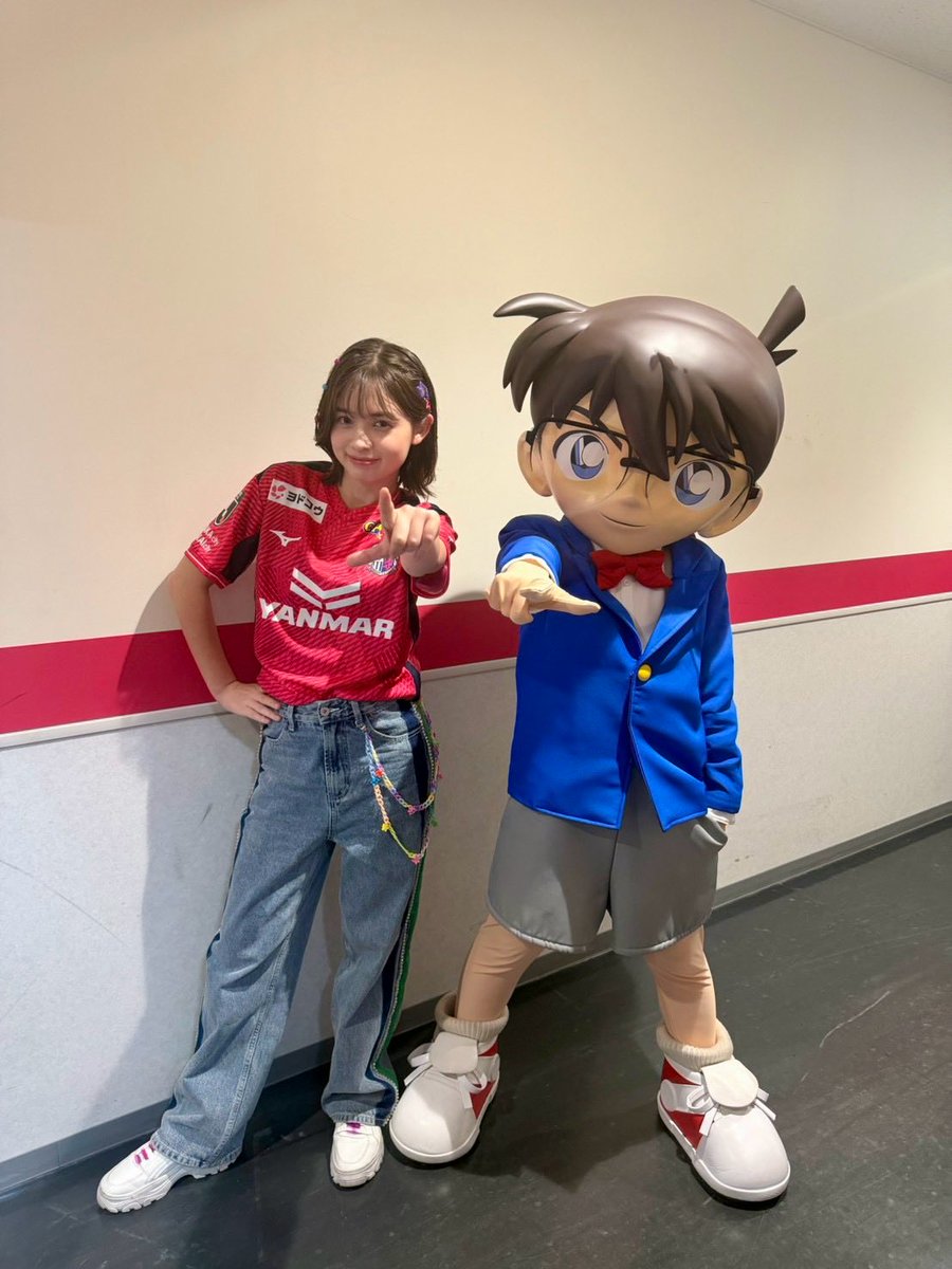 rainyo_official's tweet photo. 『2026／27明治安田Ｊ１リーグ第6節　セレッソ大阪 vs. 東京ヴェルディ』名探偵コナンDAY!! 最高すぎた!!
https://t.co/x1kPPYPQKL

初めてのスタジアムでの歌唱の機会を、本当にありがとうございました！
コナンくん、一緒にパフォーマンスしてくれてありがとう⚽

衣装もヘアも #セレッソ大阪 カラーを意識してみました👀🩷

#Jleaguepr
#名探偵コナン
#Rainy。