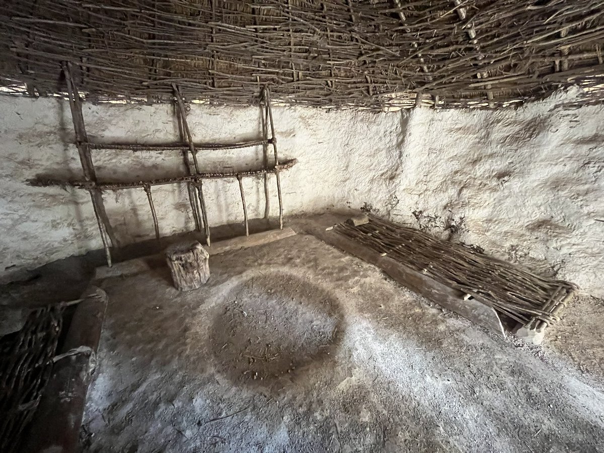 h_ihsan_erkoc's tweet photo. Stonehenge’i yapan Geç Neolitik insanlarının evleri ile toplantılar ve ayinler için kullandıkları büyük salonun yeniden canlandırılması. https://t.co/M6bKgfo9QV