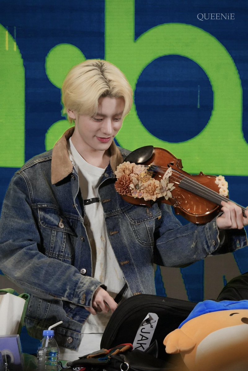 EN7ernally's tweet photo. jake with a violin 🎻😭 https://t.co/nISDn3GnOc