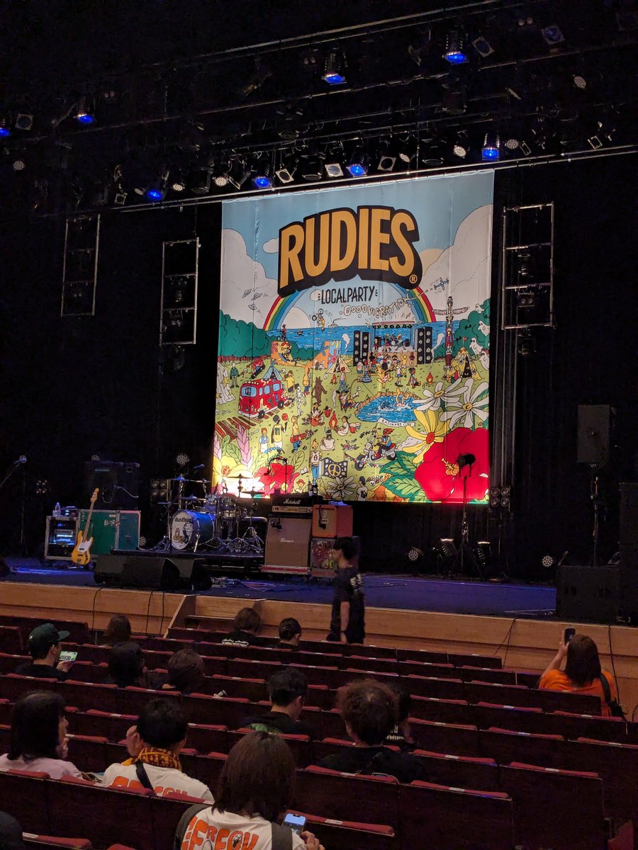chiepmapma's tweet photo. ライブ3日目はRUDIES local party。3人それぞれ抽選出してあたしがまさかの当選で良き席で見れた〜。原田さんかっちょいい❤生ダスト声ええ、ギターめっちゃウマ、タクマ熱語り。生180度開脚。最高な3日間でしたぁ。
#RUDIESlocalparty #dustbox #10FEET #GFREEKFACTORY https://t.co/SNq5N7ytiJ