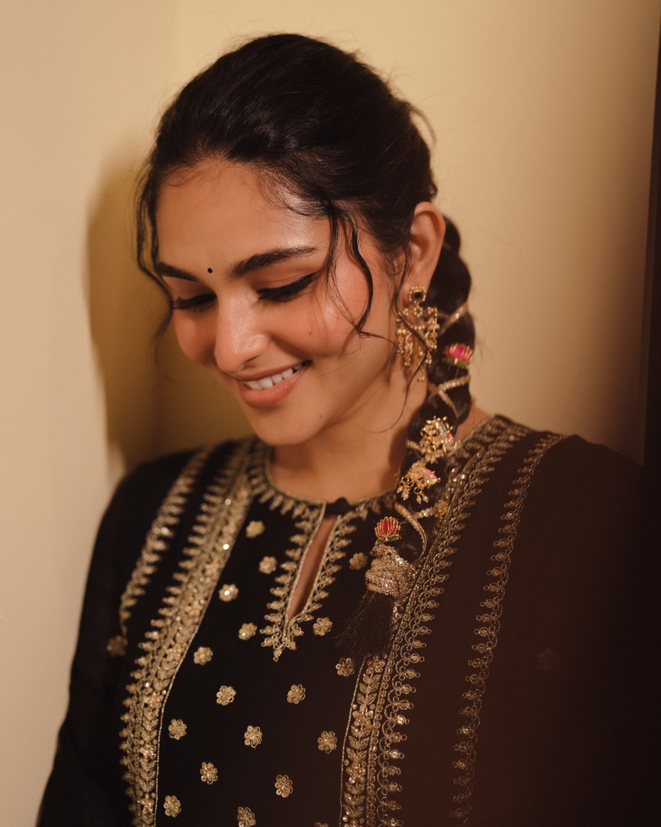 KayaduLoharFC's tweet photo. Kayadu Lohar 😍 pure grace ❤️✨

#KayaduLohar | @11Lohar https://t.co/lF8gQWwG4f