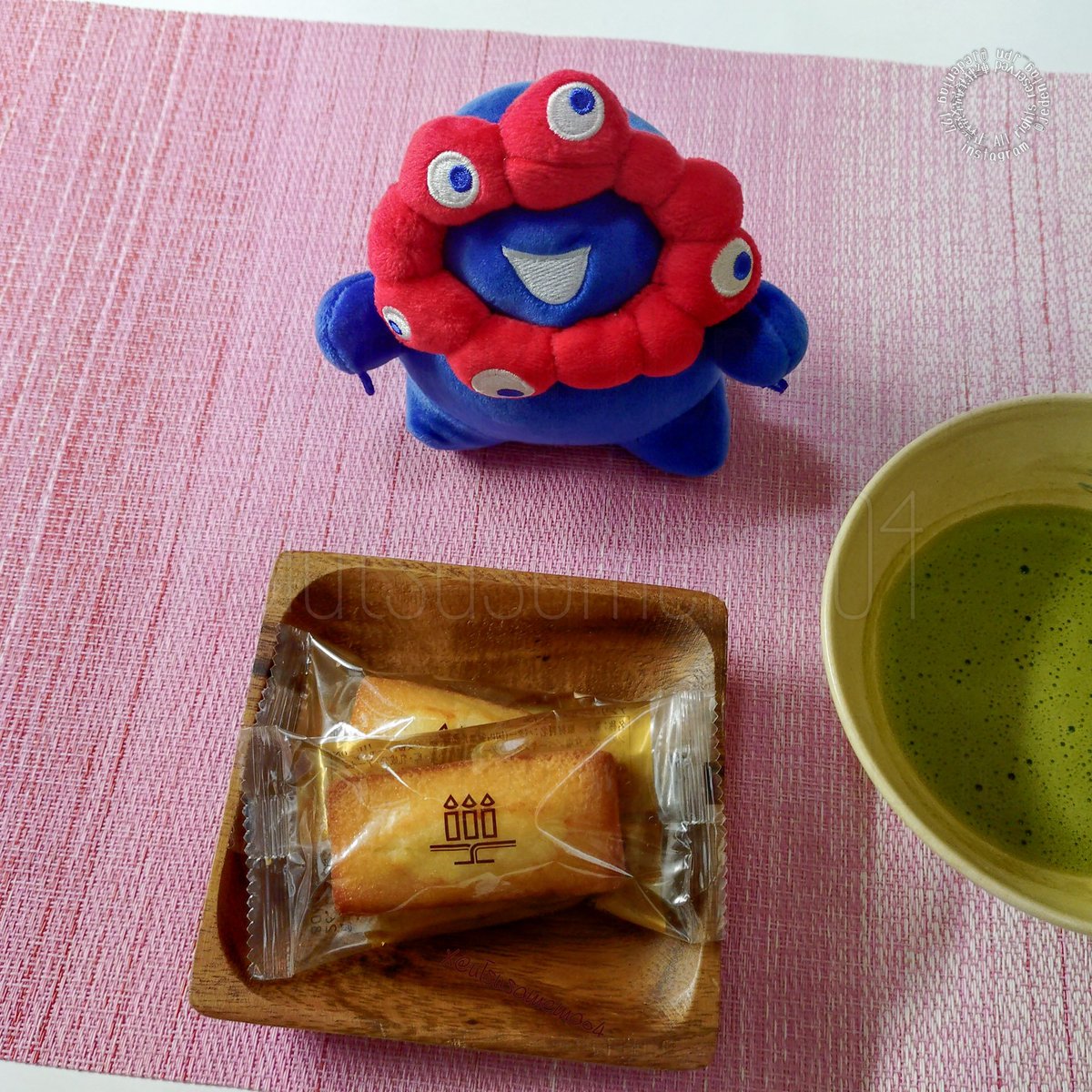 utsusomemo04's tweet photo. 「ミャクさん、アンリ・シャルパンティエのフィナンシェだよ
軽い食感とバターが美味しいやつだよ」
ミャク「ヴィッセル神戸のパートナーでもあるよね♪
スタジアムで配ったフィナンシェが『8時間で配布したフィナンシェの最多数』でギネス認定されてるんだよね」
「……え？」

#もっちりミャクミャク https://t.co/y2d3FjEHcy