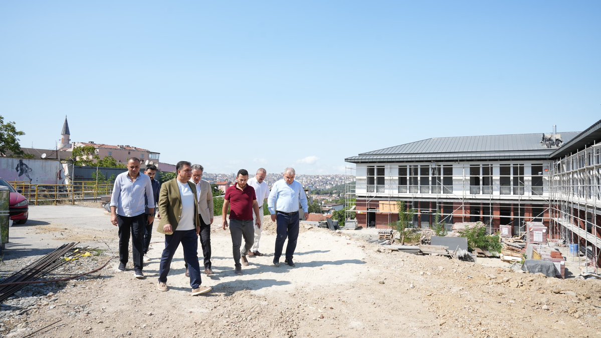 istanbulilmem's tweet photo. 🔶 İl Millî Eğitim Müdürümüz Murat Mücahit Yentür ve beraberindeki heyet, yeniden yapım inşaatı devam eden Fatih ilçemizdeki Alparslan Ticaret Mesleki ve Teknik Anadolu Lisesini ziyaret ederek incelemelerde bulundu.

@tcmeb @Yusuf__Tekin @MucahitYentur https://t.co/UacuRSbjJb