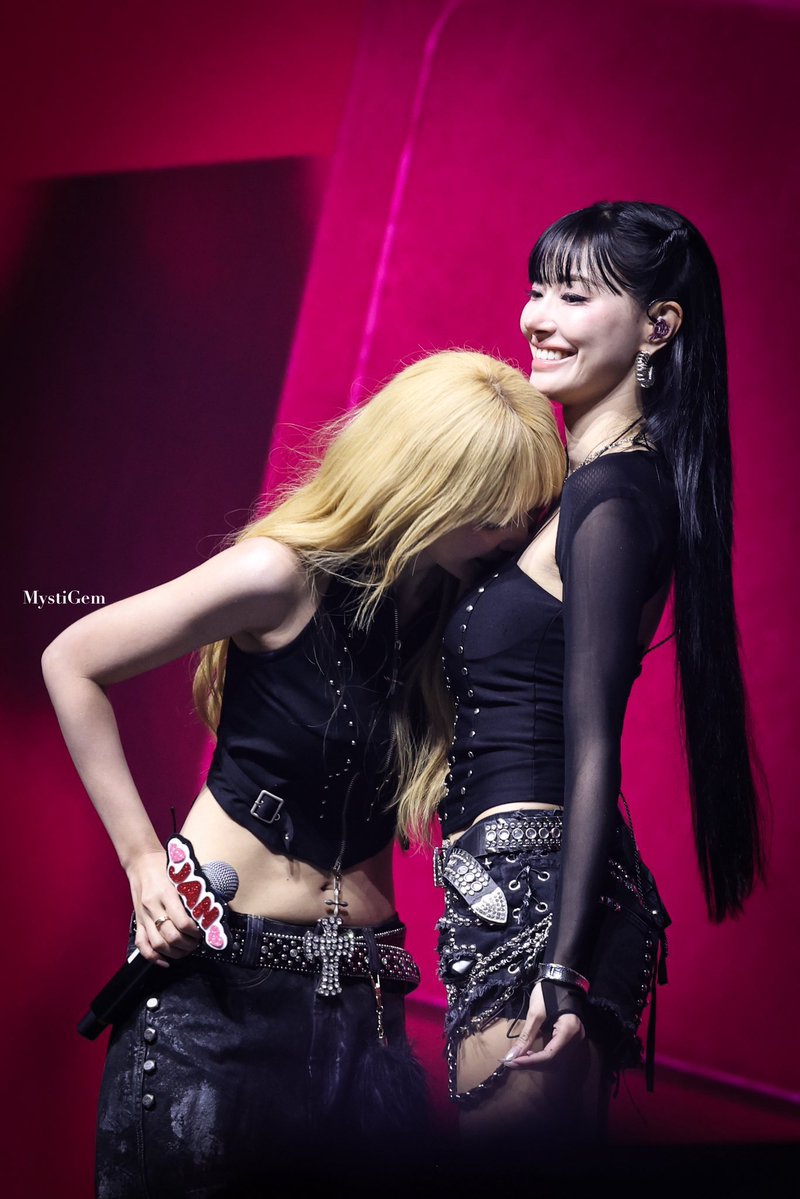 taeyeounf's tweet photo. janhae a boob person https://t.co/OhEqtW8qrP