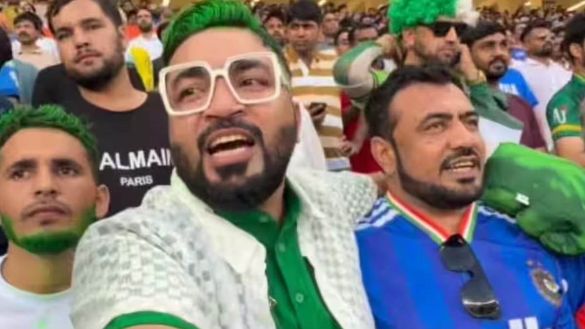 AsianetNewsSN's tweet photo. ind vs pak ಪಂದ್ಯದಲ್ಲಿ ಭಾವನಾತ್ಮಕ ಕ್ಷಣ: ಭಾರತದ ರಾಷ್ಟ್ರಗೀತೆ ಹಾಡಿದ ಪಾಕ್ ಅಭಿಮಾನಿ VIDEO
click the link
https://t.co/4JN85llvAa
#indvspak #pakistanifan #nationalanthem #asiacup https://t.co/Ifv1zTn2Qy