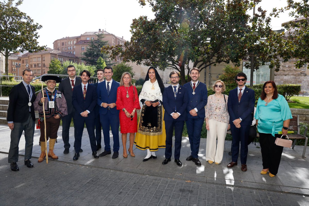 fiestasVLL's tweet photo. Desfile de la ofrenda floral a Nuestra Señora la Virgen de San Lorenzo, con la participación de la concejala @Ohara911 💐

Momentos llenos de emoción en esta tradición tan de #Valladolid 💐 https://t.co/HeCrurTntM