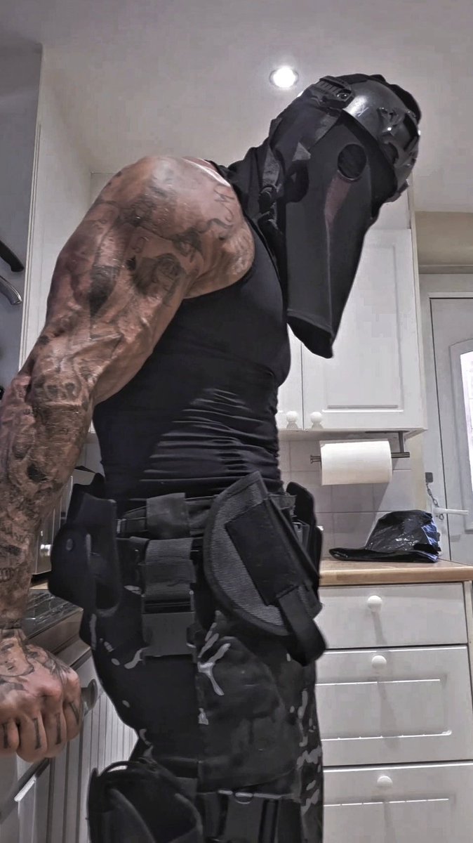 konig_booktok's tweet photo. Konig is real 👀 💪 

#konig #callofduty #biceps #maskedmen #maskedman https://t.co/S39dujPusQ