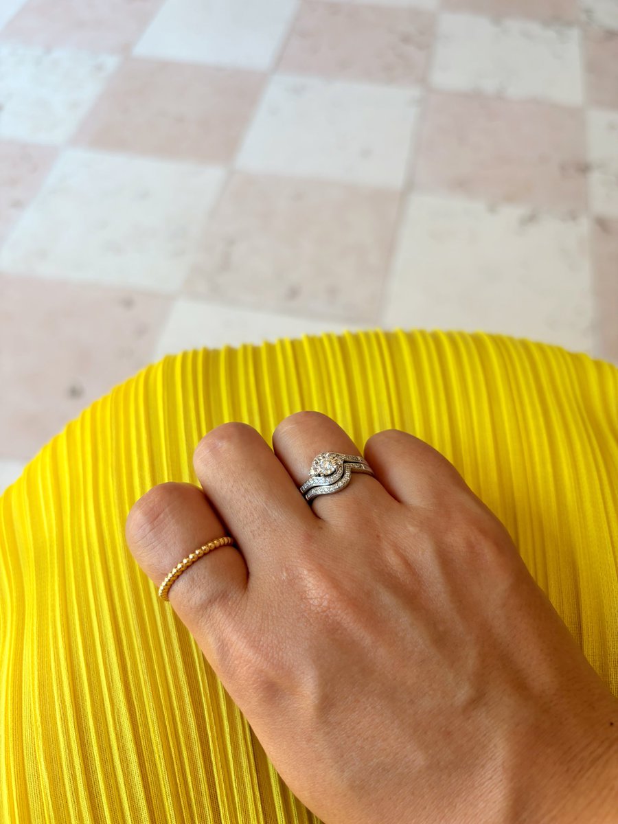 MariBingo_Fer's tweet photo. 結婚式のお手元。婚約指輪、ギリ入りました✌️昨日お酒飲んでたらヤバかったな。 https://t.co/tDA7TaJSKt