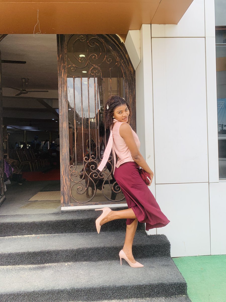 quean_bimbo's tweet photo. This girl literally told me to go stand so she could snap me o 😂😂 I just made a second friend since 3yrs going to this church 

Pls rate her. https://t.co/vQh6inEus1