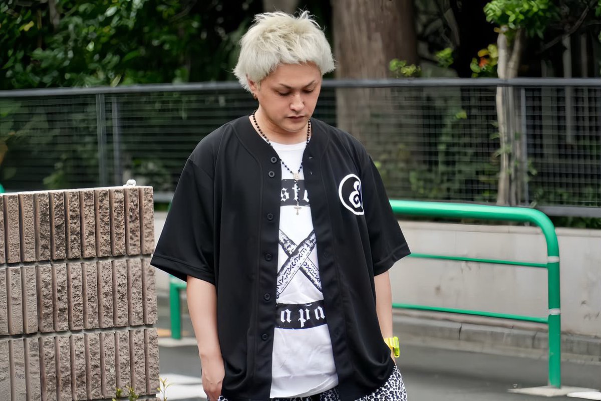 exsxrxz's tweet photo. 【Eastern Japan】

E.LOGO  baseball sh

size：M.L.XL.XXL
price：9900yen

【model】
KoooooTA @koutarats 
RONDONRATS @RATS_official 
TOKYO UNDER THE SLUM
@TOKYOUNDERTHE_S 

お問い合わせは
EASTSIDE ROCKERZ
eastsiderockerz69@yahoo.co.jp https://t.co/kMmaGl5lWs